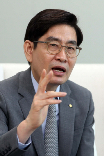 ①한국화 담은 신용카드, 액자형 테두리로 마무리…'디테일'이 명작을 만든다