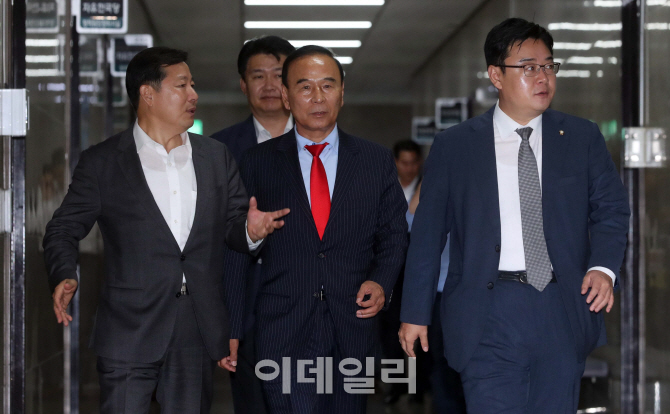 [포토]초선·재선의원 연석회의 참석하는 박덕흠-김성원