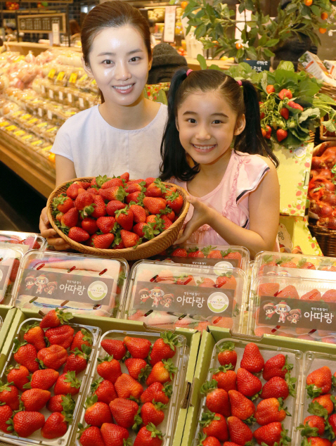 [포토]신세계百, "몸에 좋은 여름 딸기 맛 보러 오세요"