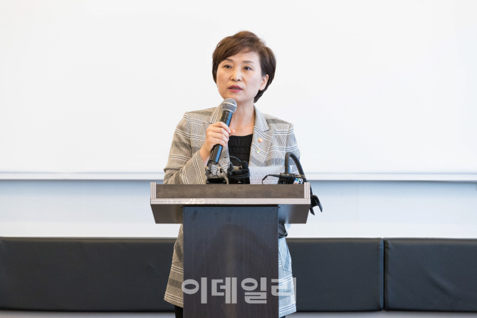 김현미 장관 "주택시장 과열 재현 땐 즉각 추가대책 낼 것"