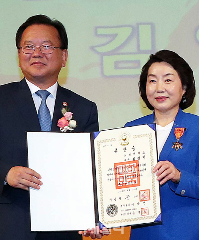 [포토] 전자정부의 날 '녹조근정훈장' 받은 김영미 교수