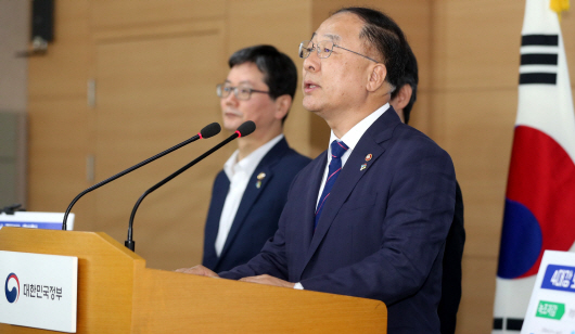 [일문일답]홍남기 "4대강 보 개방에 따른 농업 피해보상방안도 강구할 것"