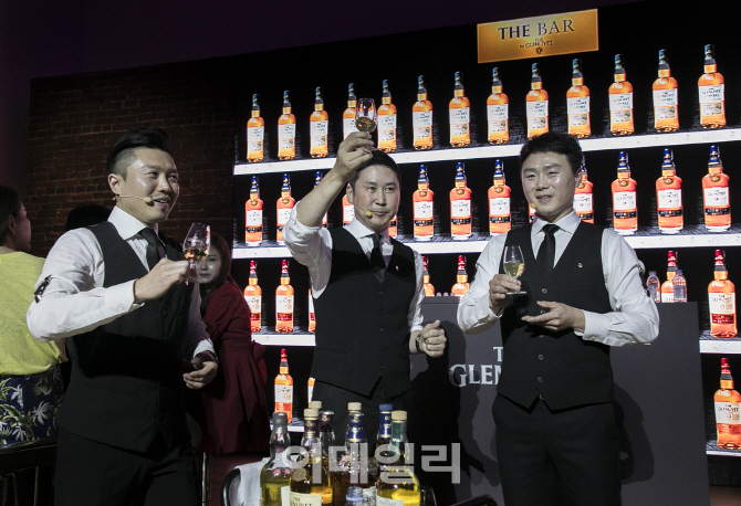 [포토]신동엽과 함께하는 '2018 더 바 바이 더 글렌리벳 in 부산'