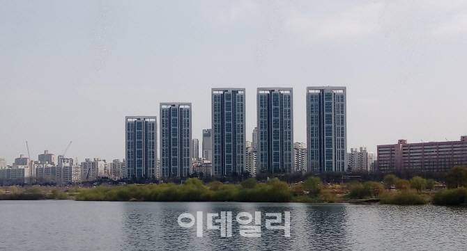 강남권·한강 조망 새 아파트, ‘웃돈 10억 클럽’ 속속 합류