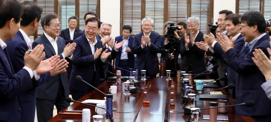 ‘업무 복귀’ 文대통령 “주거·통신·의료·교육비 등 필수생활비 절감해 실질소득 높여야”(속보)