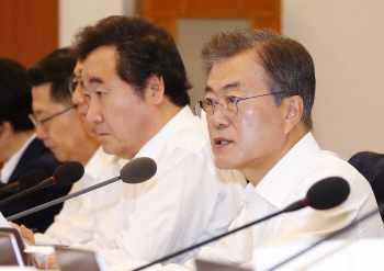 文대통령 “성평등, 여가부 일로 여기지 말고 각 부처가 책임져야”
