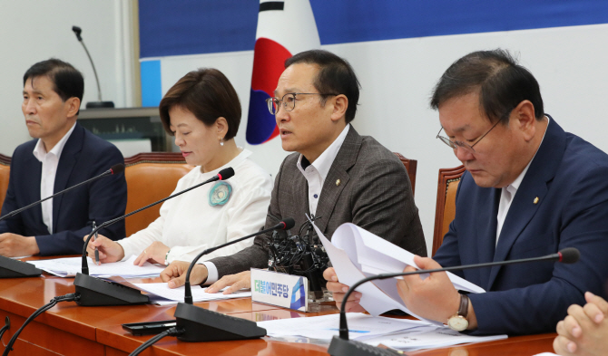 한국당 '개헌연대' 불지피자, 與 '선거구제 개편·연정' 맞불