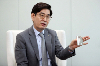 우리카드, AI챗봇 경쟁 뛰어든다