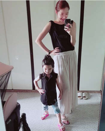  소이현, '러블리한 모녀의 여름 패션아이템은