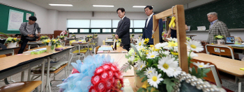이재명, 안산 4·16 기억교실 방문..."안전·생명 존중하는 경기도 만들겠다"