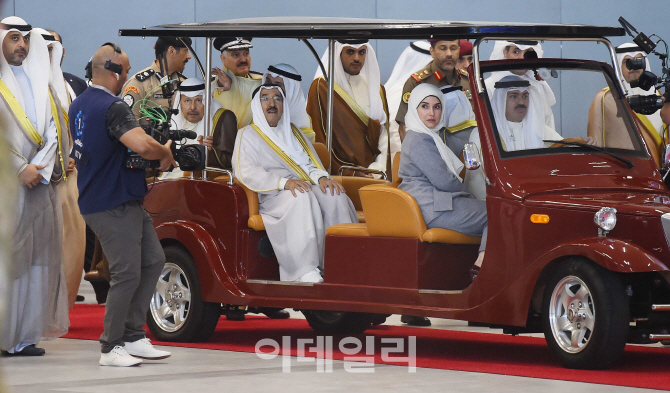 [포토] 쿠웨이트공항 준공식 참석하는 알자베르 알사바 국왕
