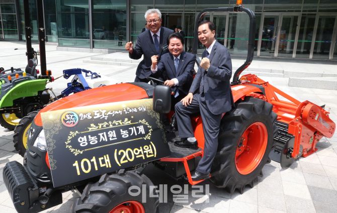[포토]농협, 영농활동위해 농기계 전달'