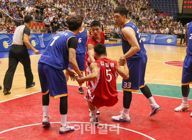 [포토]北 김철명 선수 일으켜 세우는 南 선수들