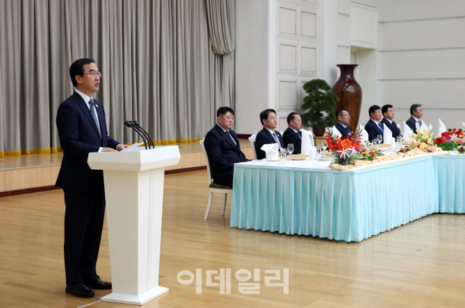 [포토] 환송만찬서 답사하는 조명균 장관