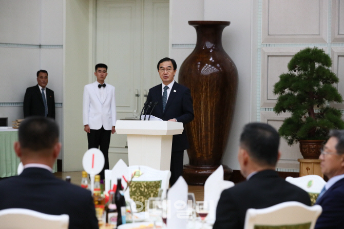 [포토] 인민문화궁정서 답사하는 조명균 장관