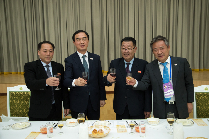 [포토] 인민문화궁전서 건배하는 남북 대표단