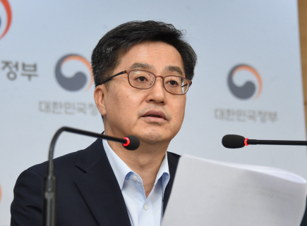 김동연 “별도합산토지분 종부세 관련법 보완 후 인상 재검토”