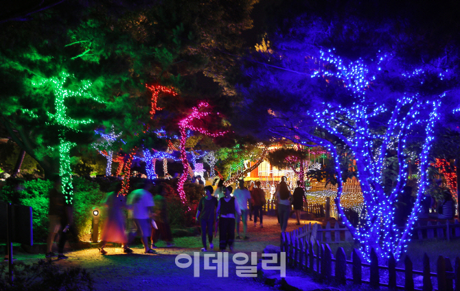 [포토] 야경 즐기는 관광객