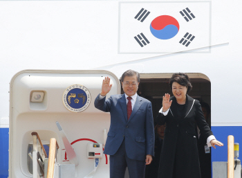 文대통령, 인도·싱가포르 국빈방문차 출국…내일 이재용 부회장과 조우