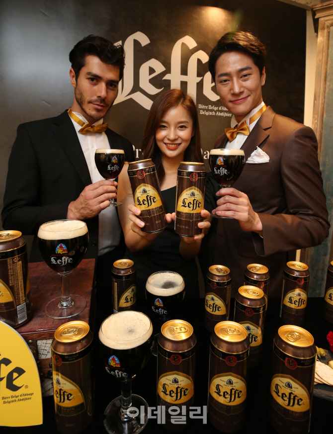 [포토]흑맥주계의 걸작, '레페 브룬'-'레페 블론드 한국 출시