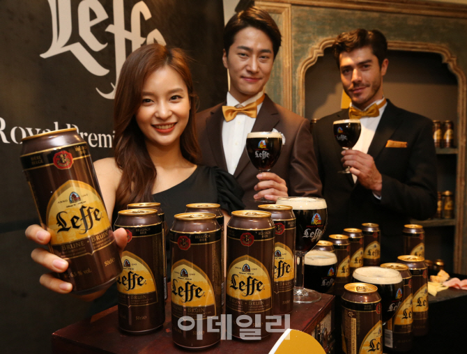 [포토]'레페', 흑맥주계의 걸작 '레페 브룬'-'레페 블론드 선보여