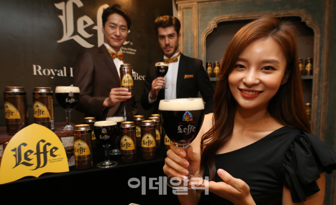 [포토]'레페', 흑맥주계의 걸작 '레페 브룬'-'레페 블론드 출시