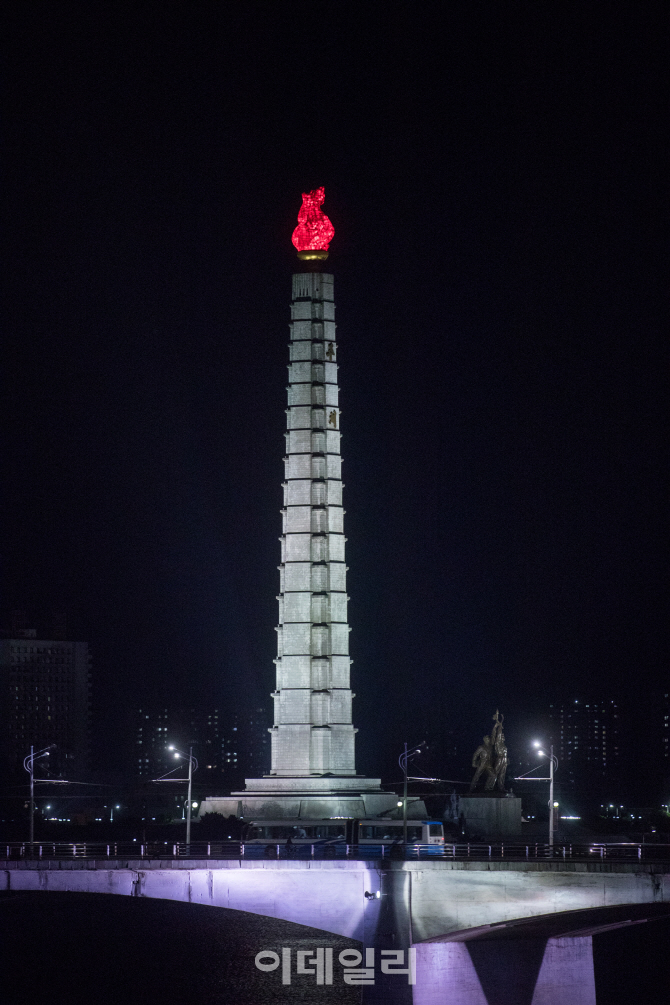 [포토]'불 밝힌 주체사상탑'