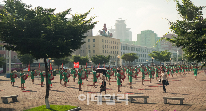 [포토]'평양, 출근시간 선전활동'