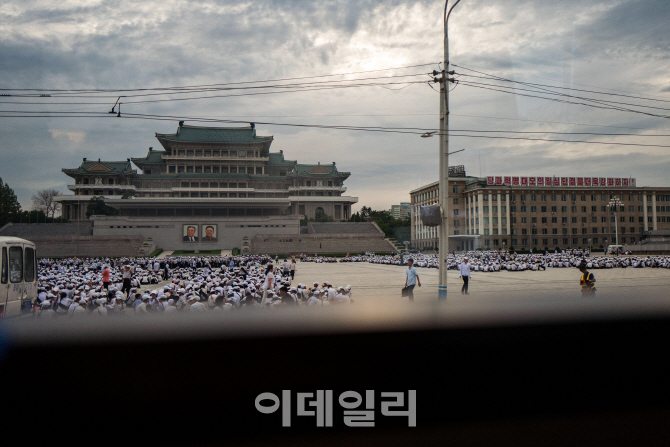 [포토]'평양 김일성광장에 모인 시민들'