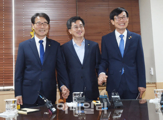 근로장려금 2배-일자리안정자금 축소.."최저임금 속도조절"(종합)