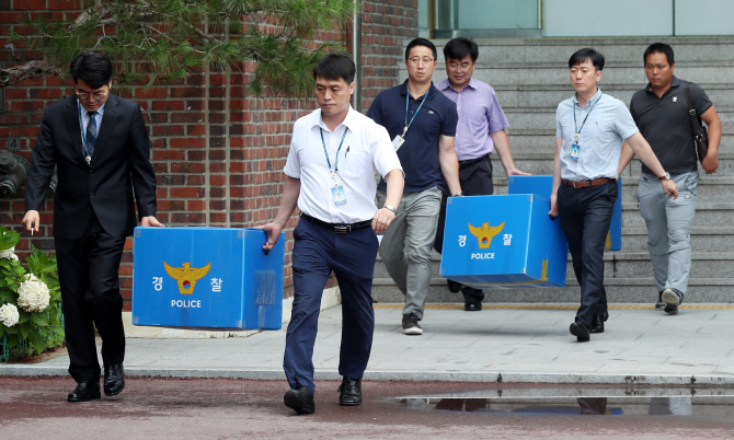 학교 돈 빼돌린 전현직 총장…경찰 경인여대 압수수색