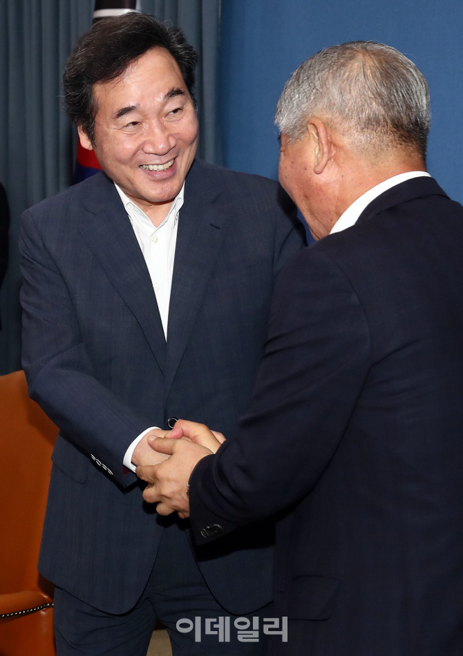 [포토]한국여행협회장과 인사하는 이낙연 총리