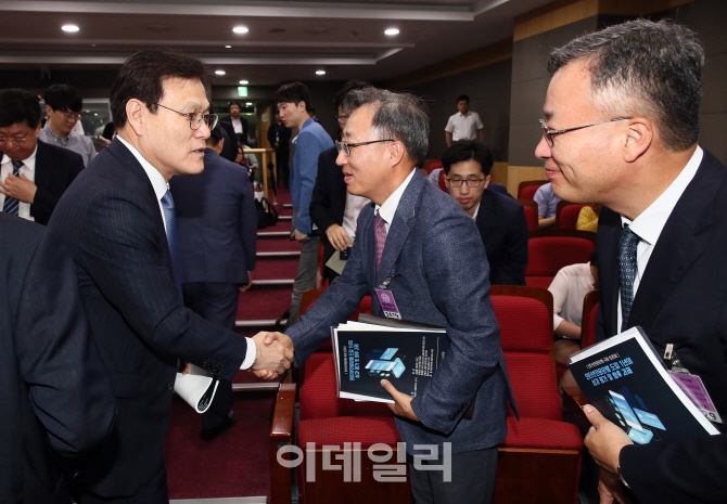 [포토]악수하는 최종구-윤호영