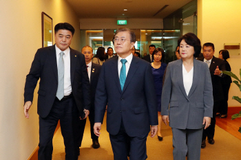 文대통령, 인도방문 마치고 싱가포르 도착…내일 리센룽 총리와 정상회담