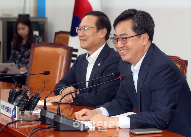 [포토]미소짓는 김동연-홍영표