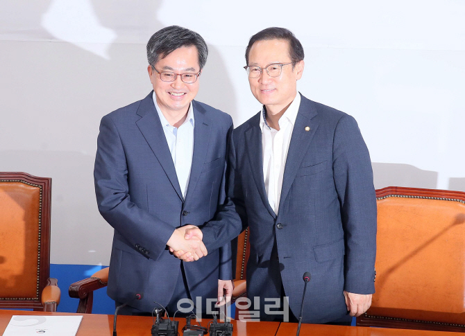[포토]악수하는 김동연-홍영표