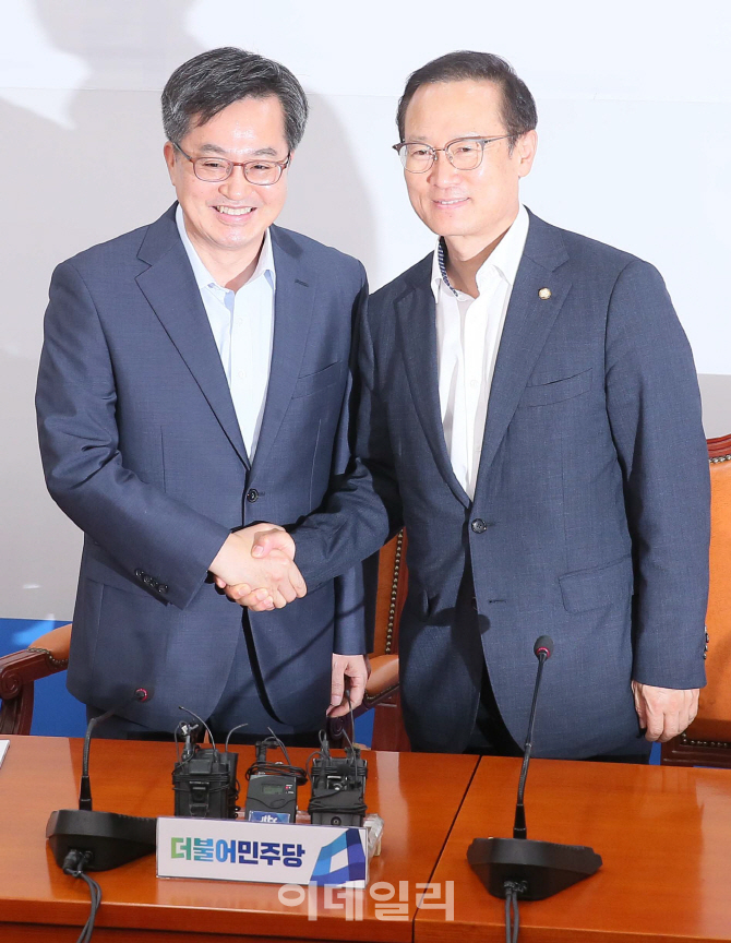 [포토]악수하는 김동연 부총리-홍영표 원내대표