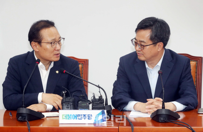 [포토]대화하는 김동연 부총리-홍영표 원내대표