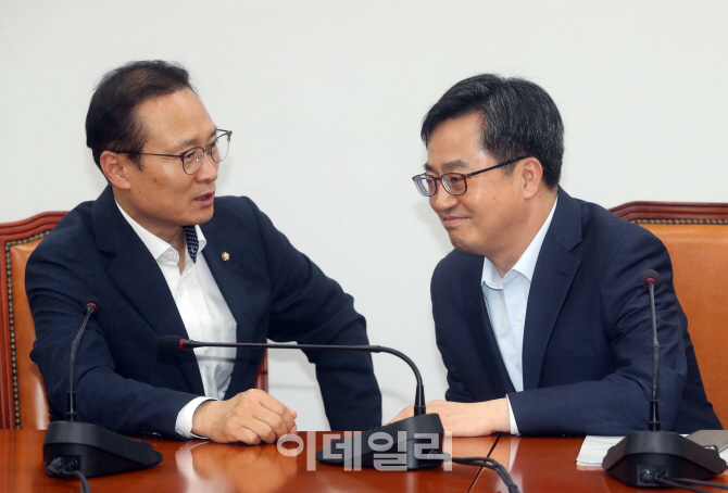 [포토]대화하는 김동연-홍영표 '규제 개혁 협조를'