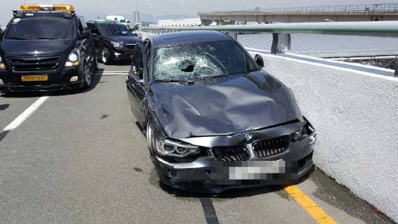 ‘김해공항 사고’ BMW 운전자, 저가 항공사 직원