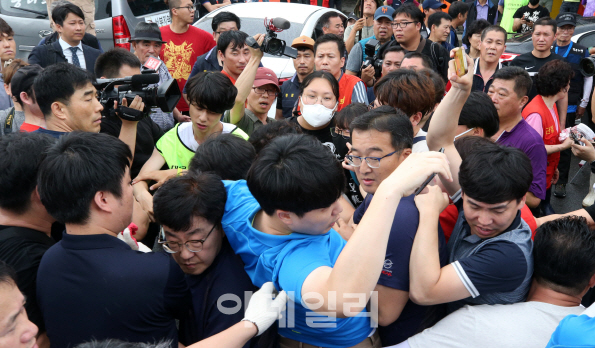 노량진 수산시장 철거 강행…수협VS상인 '무력 충돌'(종합)