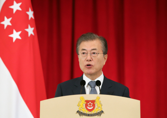  한·싱가포르 공동언론발표 文대통령 “아세안, 한국에 아주 중요”