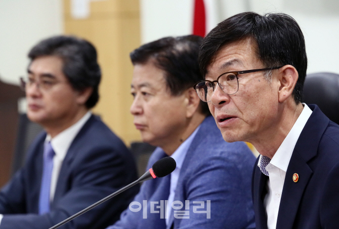 [포토]재벌 개혁의 법적 과제, '발언하는 김상조 공정위원장'