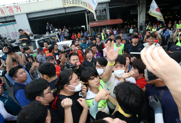 '무력 충돌' 빚어진 노량진 수산시장 철거…갈등 장기화 국면