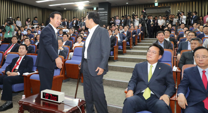 한국당, 또 설전으로만 끝난 의총…"비대위 화두만·진전 없다"