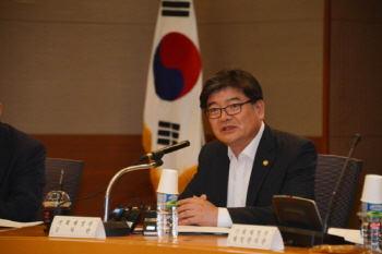 직불형 정부구매카드 출시.."자영업 수수료 부담↓"