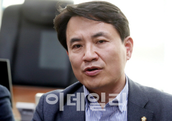 김진태 “한국당 비대위원장, 2명 압축 후 선출하자…전희경 되길”