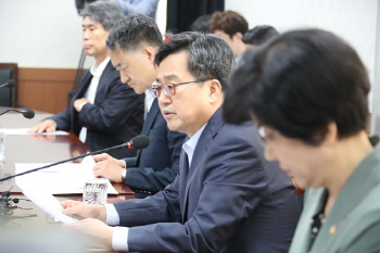 내년 최저임금 10.9%↑…정부, 후속 지원책 18일 발표