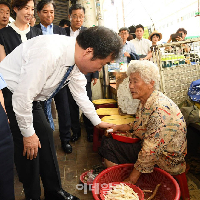 이낙연 총리, 재작년 화재사고 대구 서문시장 방문.. 상인들과 소통