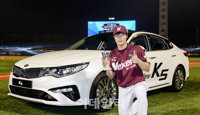 기아차, KBO MVP 김하성에게 ‘더 뉴 K5’ 증정